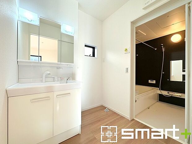 〜シャワー付き洗面台を採用〜 ・洗面台の蛇口がホースで伸びシャワーとしてご利用可能。 ・朝の寝ぐせ直しなどにシャワーを使いたい時、洗面台の掃除をする際にも便利にお使いいただけますよ。 