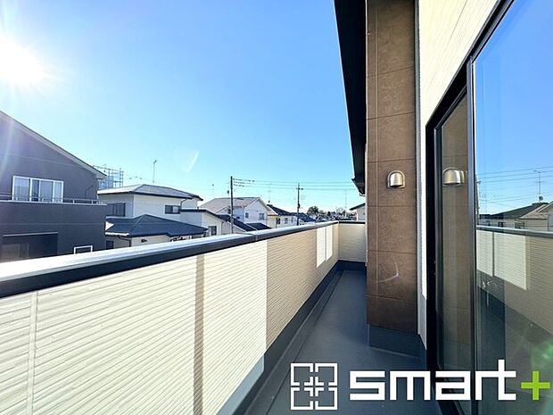 〜洗濯物も干しやすいバルコニー〜 ・バルコニーには物干し竿受けが標準装備されております。 ・テラス屋根等のオプションもお気軽にご相談くださいませ。 