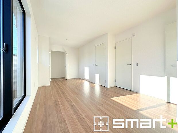 〜間取り変更も可能な洋室〜 ・2階9.7帖の洋室は間仕切りを造る事で2部屋に分ける事が可能。 ・ご家族の状況に応じて部屋の数を変更できるプランです。 