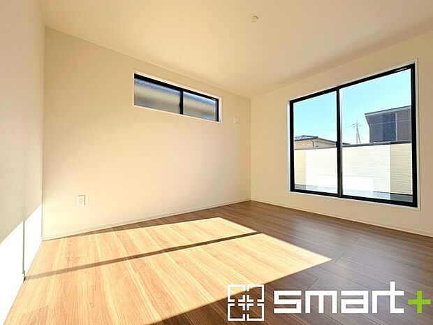 〜2面採光の明るいお部屋〜 ・洋室は2面採光とする事で穏やかな陽の入る明るい空間となっております。 ・くつろぎのプライベート時間を明るい空間で穏やかにお過ごしいただけます。 