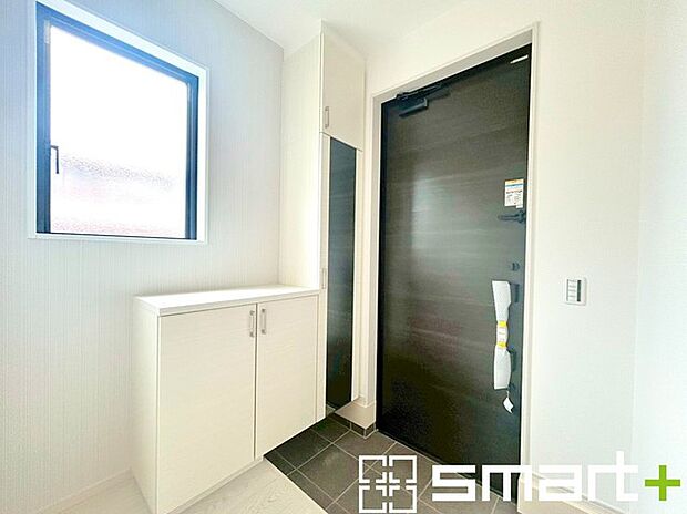 〜穏やかな陽の入る玄関〜 ・玄関ドアのガラス部分に加えてシューズボックスの間に窓を設ける事で穏やかな陽の入る玄関に。 ・ご家族やご来客を明るい空間で出迎えてくれます。 