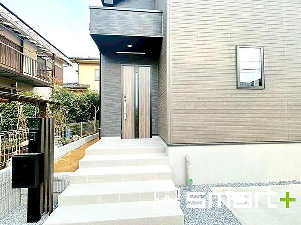 ~お住まいの顔「玄関」~ ・玄関ドアの上にはもちろん軒がございますので、雨の日でも濡れずに鍵の開閉が可能です。 ・鍵は防犯性に優れたディンプルキーを採用。