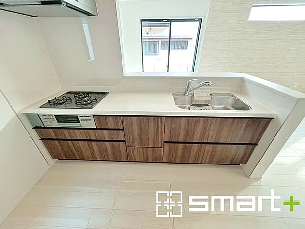 ~人気のカウンターキッチン~ ・キッチンには余計な柱が無いので、リビングが見渡せ開放感のある造りとなっております。 ・蛇口には浄水器が内蔵されるなど機能面でも優れたキッチンです。