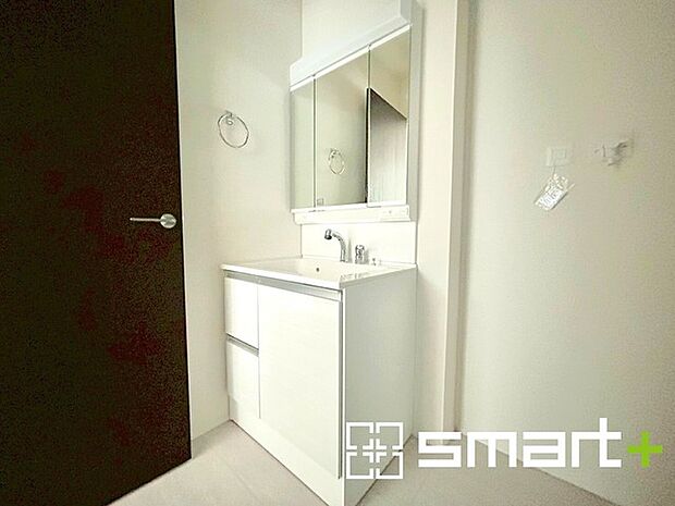 ~人気の三面鏡を採用~ ・洗面台は三面鏡仕様なので鏡の角度を変える事で頭の後ろの方までご確認可能です。 ・鏡の裏が収納になっておりますので、洗面台周りもスッキリと片付きます。