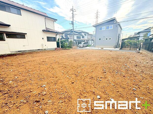 〜ベタ基礎でしっかりとした土台〜 ・コンクリートの中に鉄筋を配し強度を高めた「ベタ基礎」を採用。 ・しっかりとした土台を造ったうえで、その上に建物が築造されていきます。 