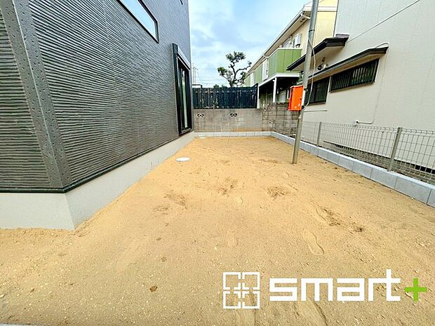 ~お庭もある余裕の敷地~ ・広々した敷地にはお庭もご用意。お庭があるだけで余裕を感じますね。 ・防草シートや人工芝の敷設などのオプションもお気軽にご相談くださいませ。