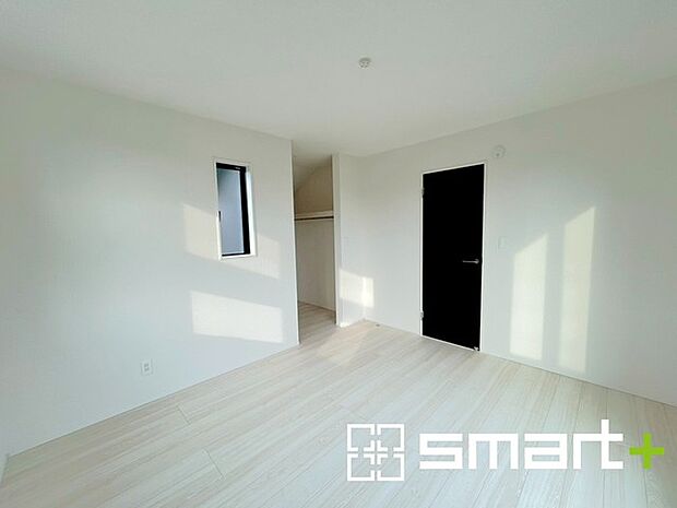 ~ウォークインクローゼットのあるお部屋~ ・人気のウォークインクローゼットをご用意。季節物や趣味の道具などもスッキリと収納が可能です。 ・最近流行りの収納術などもぜひご活用くださいませ。