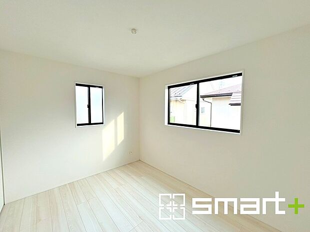 ~2面採光の明るいお部屋~ ・洋室は2面採光とする事で穏やかな陽の入る明るい空間となっております。 ・くつろぎのプライベート時間を明るい空間で穏やかにお過ごしいただけます。