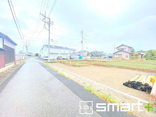 〜閑静な住宅街の立地〜 ・周辺は閑静な住宅街となっておりますので、静かな暮らしをご実現いただけます。 ・前面道路の交通量も多くないので、小さなお子様がいるご家庭でもご安心ですね。 