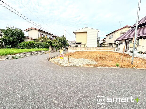 〜十分な広さのある前面道路〜 ・前面道路は南西側約6.02ｍございますので、お車でのすれ違いも楽々で余計なストレスがかかりません。 ・日々お車での移動が多い方には大切なポイントですね。 