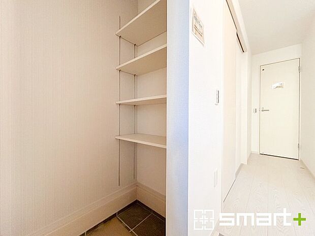 〜シューズインクロークのある玄関〜 ・玄関横にシューズインクロークをご用意。 ・追加の靴置きとしてはもちろん、スキー・ゴルフなど趣味の用具の置場としてもご利用いただけます。 