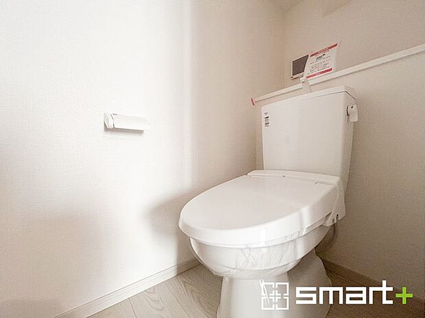 ~やはり便利なタンク式トイレ~ ・最近はタンクレストイレもございますが、タンク式の場合は停電時もお水を流すことが可能。 ・故障時なども比較的費用が安くなるなど、メリットが多くなります。