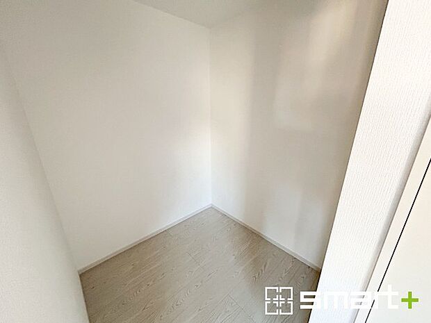 〜憧れのウォークインクローゼット〜 ・居室にウォークインを設ける事で季節ものや趣味の用具などもスッキリと収納可能です。 ・ぜひ現地でその便利さをご体感くださいませ。 