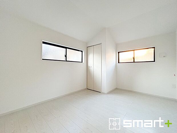 ~収納豊富な洋室~ ・各居室に備え付けの収納をご用意。タンスなどを置く場合と比べ出っ張らないので部屋の中を有効のご活用いただけます。 ・収納の広さなどぜひ現地でご確認くださいませ。