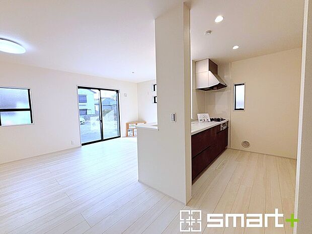 ~窓からはたっぷりの陽光~ ・穏やかな陽だまりに包まれる居心地の良いLDKは、ご家族が自然と集まる憩いのスペースに。 ・料理と洗濯、片付けなど並行して家事を進める時に便利な回遊動線。