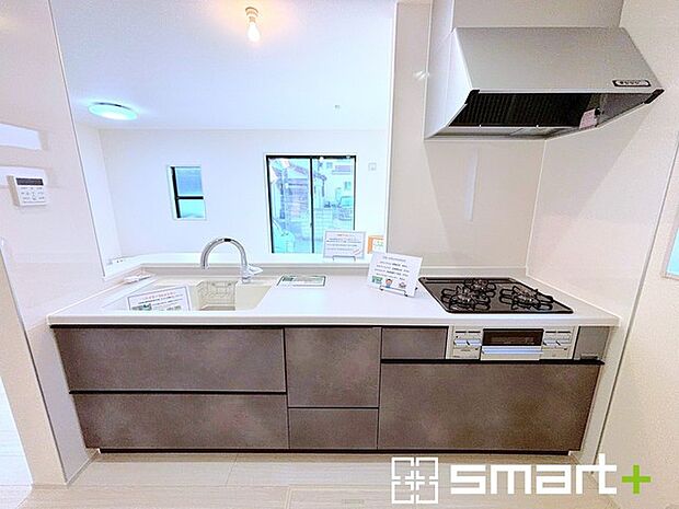 ~人気のカウンターキッチン~ ・キッチンは人気のカウンタータイプを採用。「ご家族の顔が見える」造りです。 ・手がふさがっていても水を出せるタッチレス水栓が嬉しいですね。