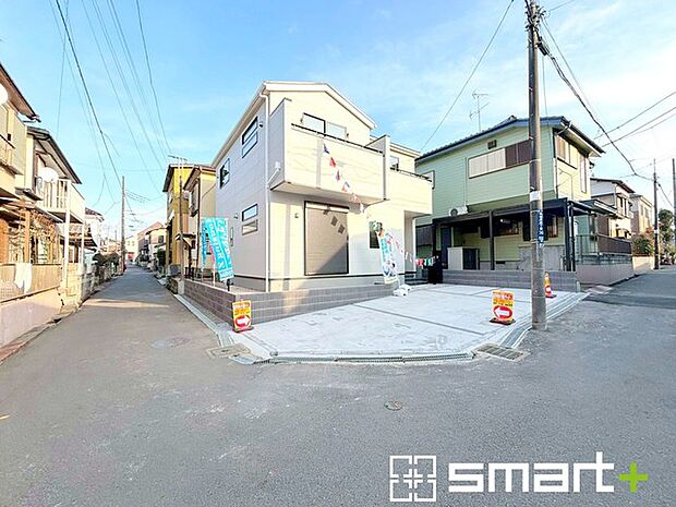 〜開放感ある角地のお住まい〜 ・2方向が空く事で開放感のある角地に位置しております。 ・窮屈な感じが無く、ゆったりと暮らせるこの魅力をぜひ現地でご体感くださいませ。 