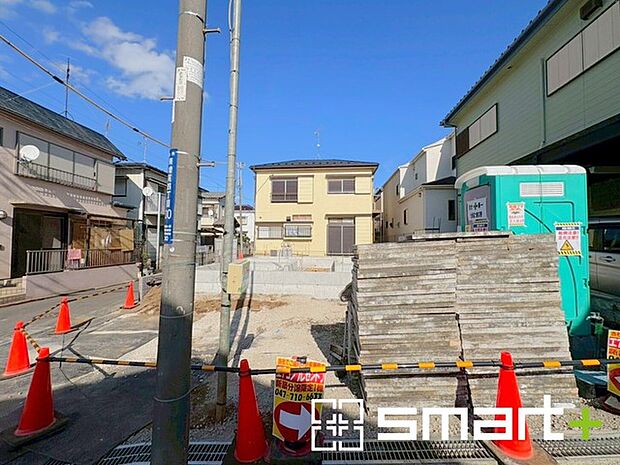 〜ベタ基礎でしっかりとした土台〜 ・コンクリートの中に鉄筋を配し強度を高めた「ベタ基礎」を採用。 ・しっかりとした土台を造ったうえで、その上に建物が築造されていきます。 