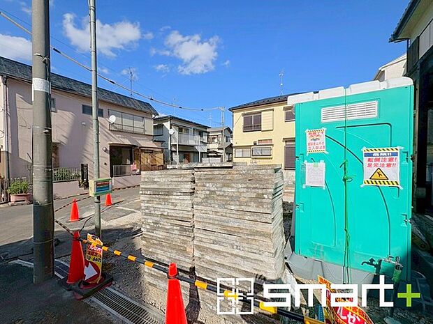 〜閑静な住宅街の立地〜 ・周辺は閑静な住宅街となっておりますので、静かな暮らしをご実現いただけます。 ・前面道路の交通量も多くないので、小さなお子様がいるご家庭でもご安心ですね。 