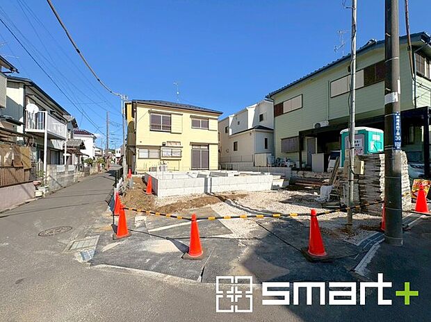 〜十分な広さのある前面道路〜 ・前面道路は約4ｍございますので、お車でのすれ違いも可能で余計なストレスがかかりません。 ・日々お車での移動が多い方には大切なポイントですね。 