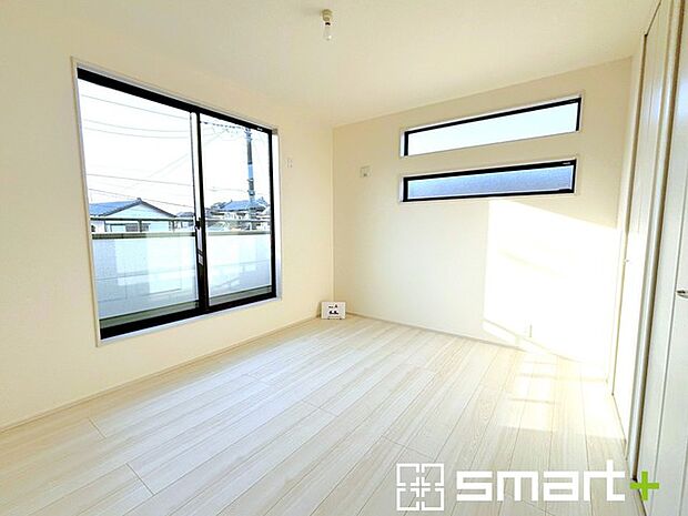 〜明るく暖かな光が差し込む洋室〜 ・大きな窓からたっぷりの光が舞い込み、お部屋全体を優しく包み込んでくれます。 ・大容量の収納スペースで整理整頓しやすく、生活空間が広がりますね。 