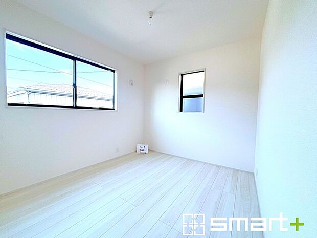 〜2面採光の明るいお部屋〜 ・洋室は2面採光とする事で穏やかな陽の入る明るい空間となっております。 ・くつろぎのプライベート時間を明るい空間で穏やかにお過ごしいただけます。 