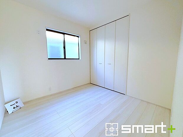 〜自然な風合いの洋室〜 ・ナチュラルな色彩で纏められた洋室は家具のコーディネートもしやすくなっております。 ・どんな家具にするか考えるだけでも楽しくなってきますね。 