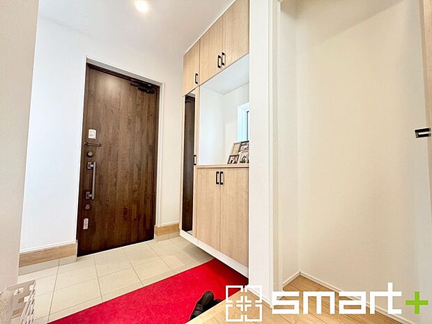 〜十分な容量のシューズボックス〜 ・備え付けのシューズボックスは充分な容量を確保。 ・より大型のものへのご変更などご希望の方もお気軽にご相談くださいませ。 