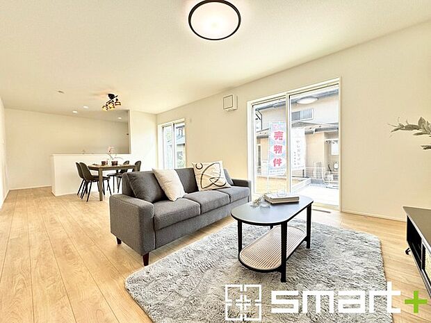 〜穏やかな陽の入るＬＤＫ〜 ・大きな窓のあるＬＤＫは陽当りも良好で明るい空間となっております。 ・ご家族団らんなど過ごす時間の多いＬＤＫが明るいのは嬉しいポイントですね。 