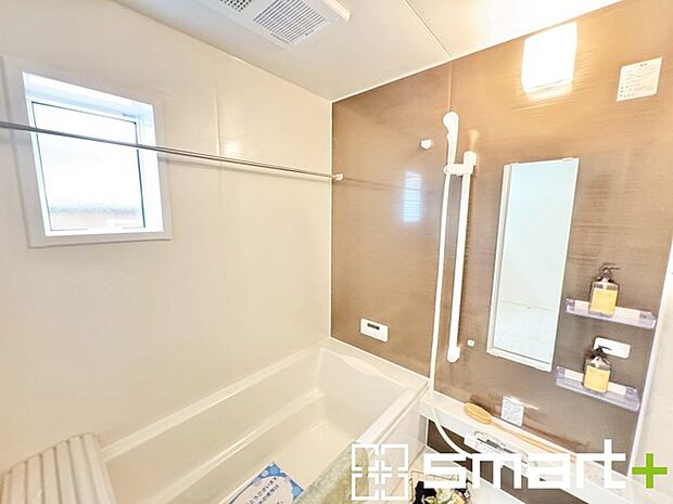 〜浴室乾燥機付きの浴室〜 ・浴室には乾燥機が付いているので雨の日でも洗濯物を干すことが可能です。 ・水はけの良い床材など機能面も充実。マイクロバルなどオプションもご相談くださいませ。 
