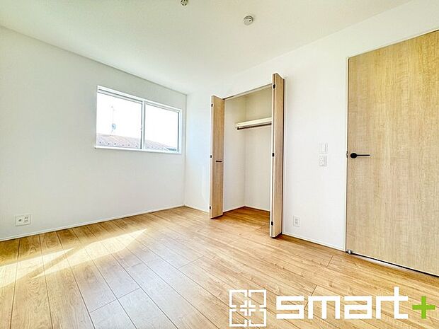 〜自然な風合いの洋室〜 ・ナチュラルな色彩で纏められた洋室は家具のコーディネートもしやすくなっております。 ・どんな家具にするか考えるだけでも楽しくなってきますね。 