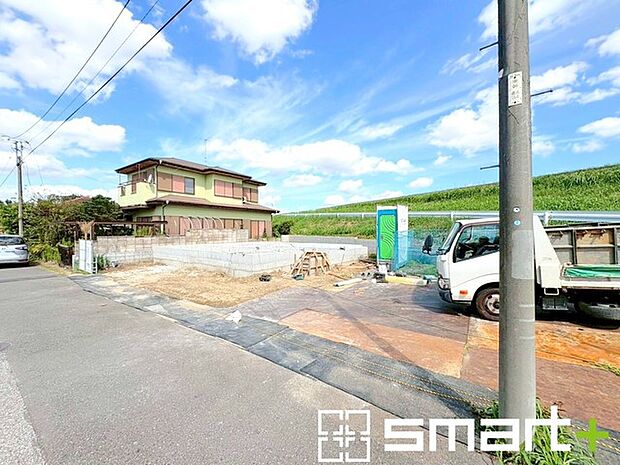 〜十分な広さのある前面道路〜 ・前面道路は約4.5ｍ〜5.7ｍございますので、お車でのすれ違いも可能で余計なストレスがかかりません。 ・日々お車での移動が多い方には大切なポイントですね。 