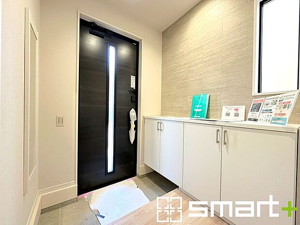 〜穏やかな陽の入る玄関〜 ・玄関ドアのガラス部分に加えてシューズボックスの間に窓を設ける事で穏やかな陽の入る玄関に。 ・ご家族やご来客を明るい空間で出迎えてくれます。 