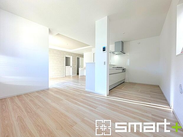 ~穏やかな陽の入るLDK~ ・大きな窓のあるLDKは陽当りも良好で明るい空間となっております。 ・ご家族団らんなど過ごす時間の多いLDKが明るいのは嬉しいポイントですね。