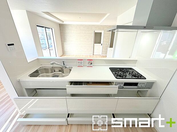 ~人気のカウンターキッチン~ ・キッチンは人気のカウンタータイプを採用。「ご家族の顔が見える」造りです。 ・蛇口に浄水器が内蔵されているなど機能面でも優れた仕様です。