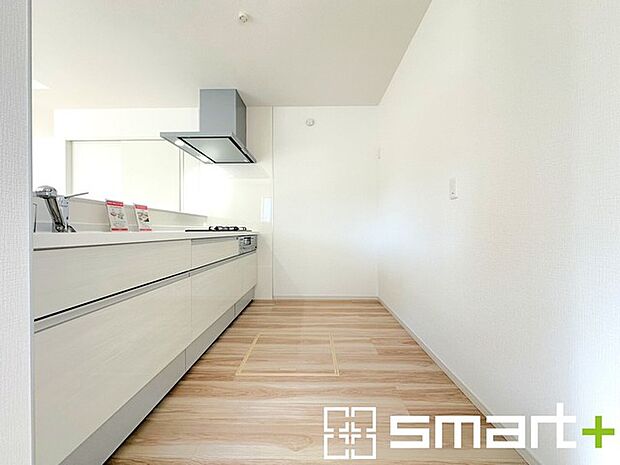 〜使い勝手の良いシステムキッチン〜 ・料理がしやすい設計のキッチンでお料理もはかどりますね。 ・もちろんキッチン下部は収納になっておりますので、フライパンなども収納可能です。 