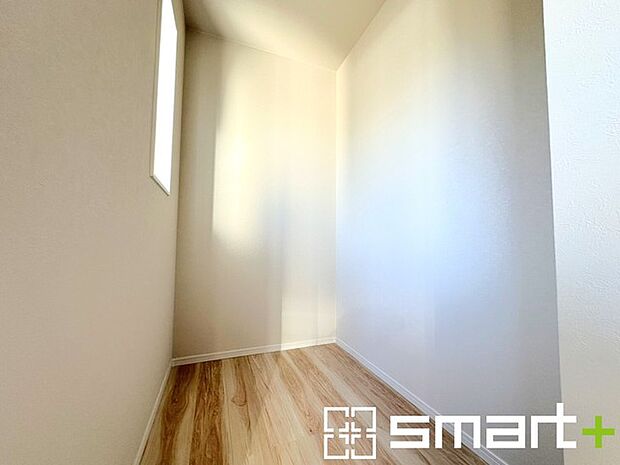 〜本格的な広さのウォークイン〜 ・しっかりとした広さのウォークインクローゼットを設けた仕様。 ・よくある小さめのウォークインは実際には収納力弱めですが、これだけ大きいと十分な収納力です。 