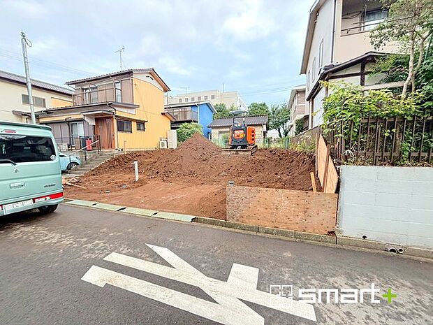 〜閑静な住宅街の立地〜 ・周辺は閑静な住宅街となっておりますので、静かな暮らしをご実現いただけます。 ・前面道路の交通量も多くないので、小さなお子様がいるご家庭でもご安心ですね。