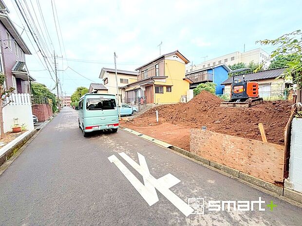 〜十分な広さのある前面道路〜 ・前面道路は約4.5mございますので、お車でのすれ違いも可能で余計なストレスがかかりません。 ・日々お車での移動が多い方には大切なポイントですね。