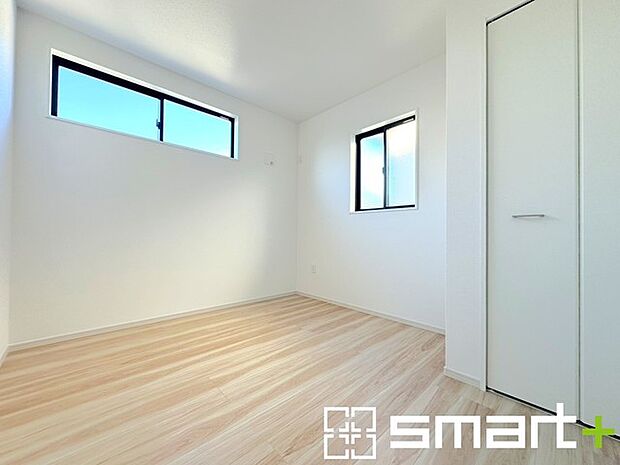 ~2面採光の明るいお部屋~ ・洋室は2面採光とする事で穏やかな陽の入る明るい空間となっております。 ・くつろぎのプライベート時間を明るい空間で穏やかにお過ごしいただけます。