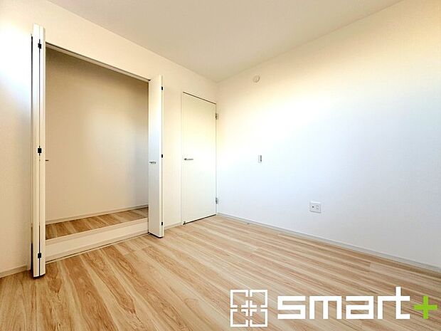 〜収納豊富な洋室〜 ・各居室に備え付けの収納をご用意。タンスなどを置く場合と比べ出っ張らないので部屋の中を有効のご活用いただけます。 ・収納の広さなどぜひ現地でご確認くださいませ。 