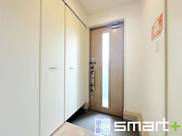 〜十分な容量のシューズボックス〜 ・備え付けのシューズボックスは充分な容量を確保。 ・より大型のものへのご変更などご希望の方もお気軽にご相談くださいませ。