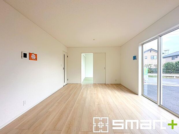 〜ナチュラルな色彩のLDK〜 ・自然な風合いの色味で纏められたLDKは家具のコーディネートもしやすくなっております。 ・どんなインテリアにするか、考えるだけでも楽しくなりますね。