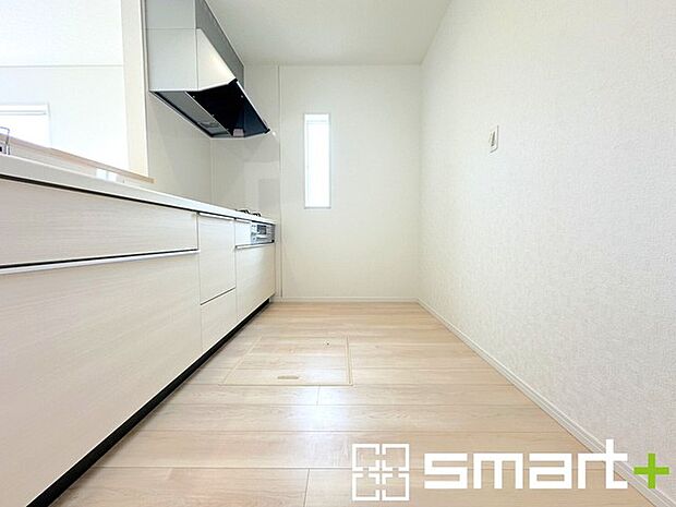 〜使い勝手の良いシステムキッチン〜 ・料理がしやすい設計のキッチンでお料理もはかどりますね。 ・もちろんキッチン下部は収納になっておりますので、フライパンなども収納可能です。