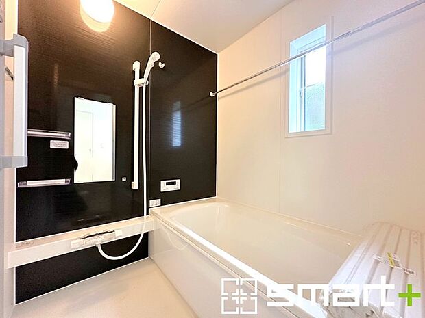 〜浴室乾燥機付きの浴室〜 ・浴室には乾燥機が付いているので雨の日でも洗濯物を干すことが可能です。 ・水はけの良い床材など機能面も充実。マイクロバルなどオプションもご相談くださいませ。