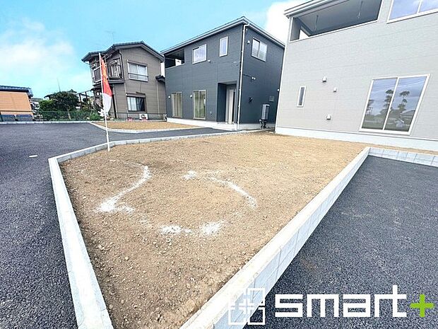 〜広々したお庭のある邸宅〜 ・余裕の敷地には広いお庭もご用意。 ・ガーデニングや安らぎの空間として、倉庫を置いたりと様々な活用が可能です。 ・人工芝の敷設などもお気軽にご相談くださいませ。 