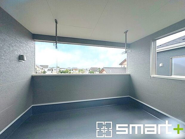 〜屋根付きのバルコニー〜 ・バルコニーは屋根付きなので急な雨でも安心です。 ・奥行きもあるので洗濯物が干しやすいのも嬉しいポイントですね。