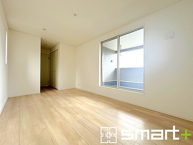 〜収納豊富な洋室〜 ・各居室に備え付けの収納をご用意。タンスなどを置く場合と比べ出っ張らないので部屋の中を有効のご活用いただけます。 ・収納の広さなどぜひ現地でご確認くださいませ。