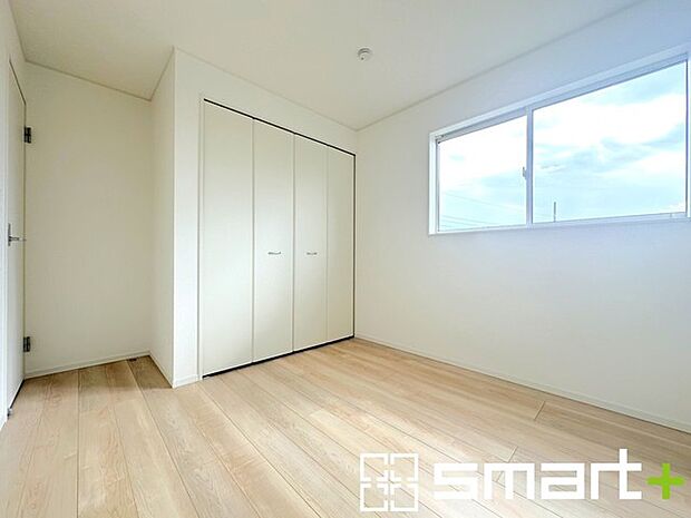 〜オプション施行もお任せください〜 ・フローリングの変色など劣化を軽減し、水をこぼした場合などにも防いでくれるフロアコーテイングが人気となっております。 ・オプション施行もお任せください。