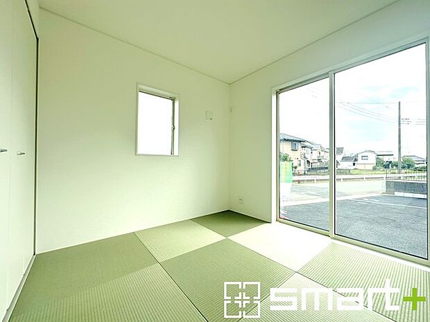 〜使い勝手の良い「和洋室」〜 ・畳敷きに建具は洋風、というハイブリッド型の「和洋室」。和室と洋室の良い所を組み合わせたお部屋です。 ・やはり畳の香りは心が落ち着きますね。